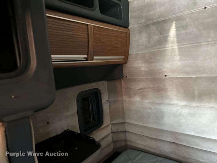 image for item EL0084 1999 Peterbilt 379 semi truck