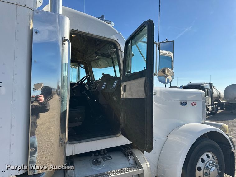 image for item EL0084 1999 Peterbilt 379 semi truck