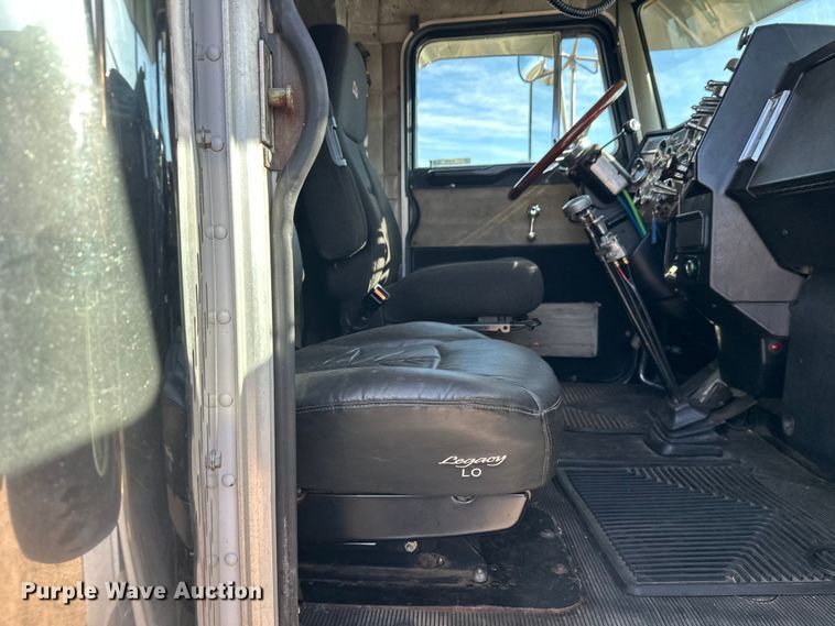 image for item EL0084 1999 Peterbilt 379 semi truck