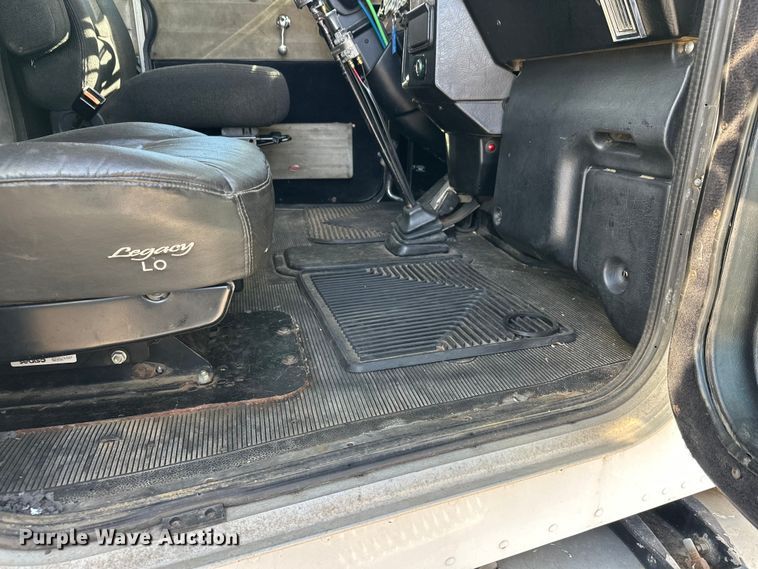 image for item EL0084 1999 Peterbilt 379 semi truck