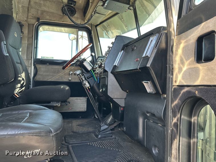 image for item EL0084 1999 Peterbilt 379 semi truck