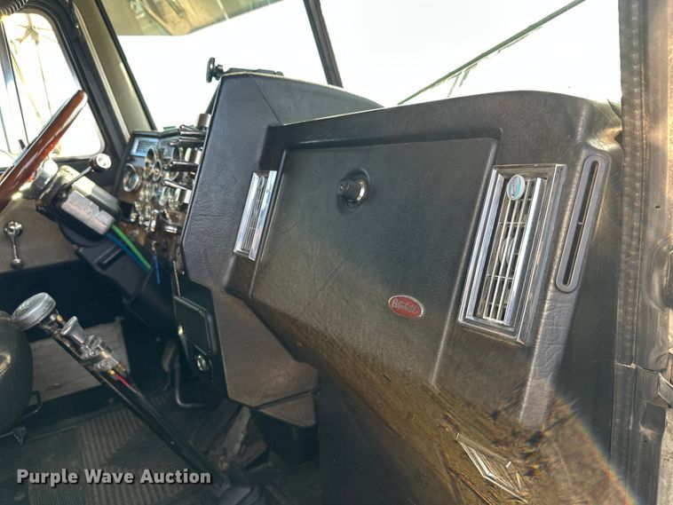 image for item EL0084 1999 Peterbilt 379 semi truck