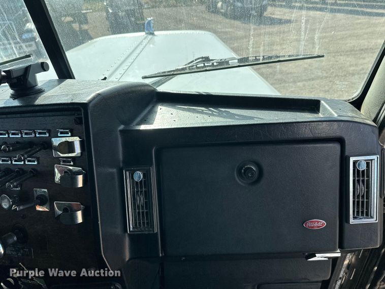 image for item EL0084 1999 Peterbilt 379 semi truck