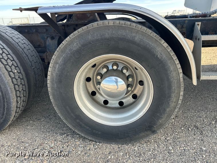 image for item EL0084 1999 Peterbilt 379 semi truck