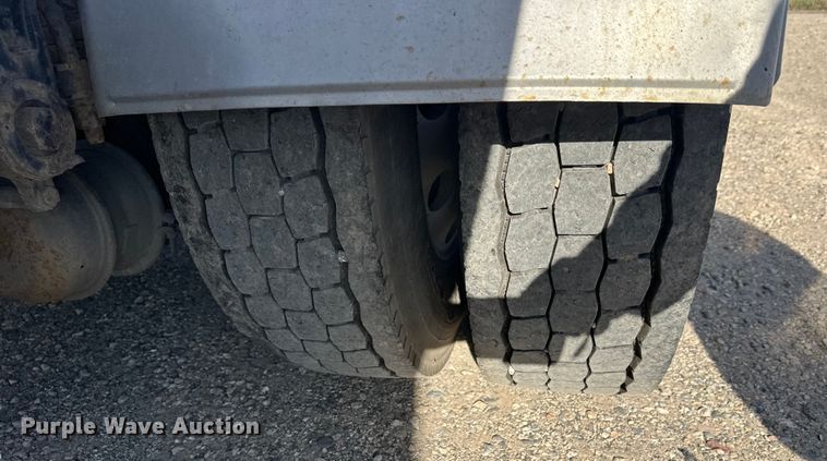 image for item EL0084 1999 Peterbilt 379 semi truck