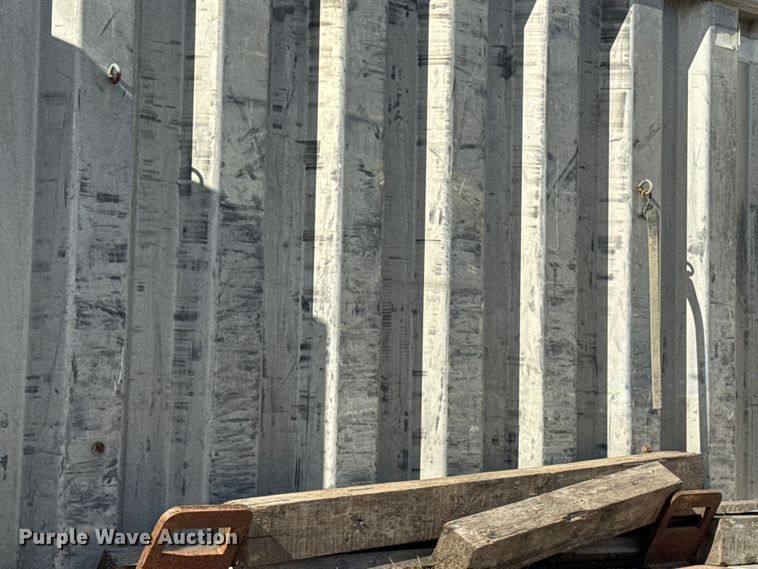 image for item EM2480 2002 Transcraft Corp TL80K flatbed trailer