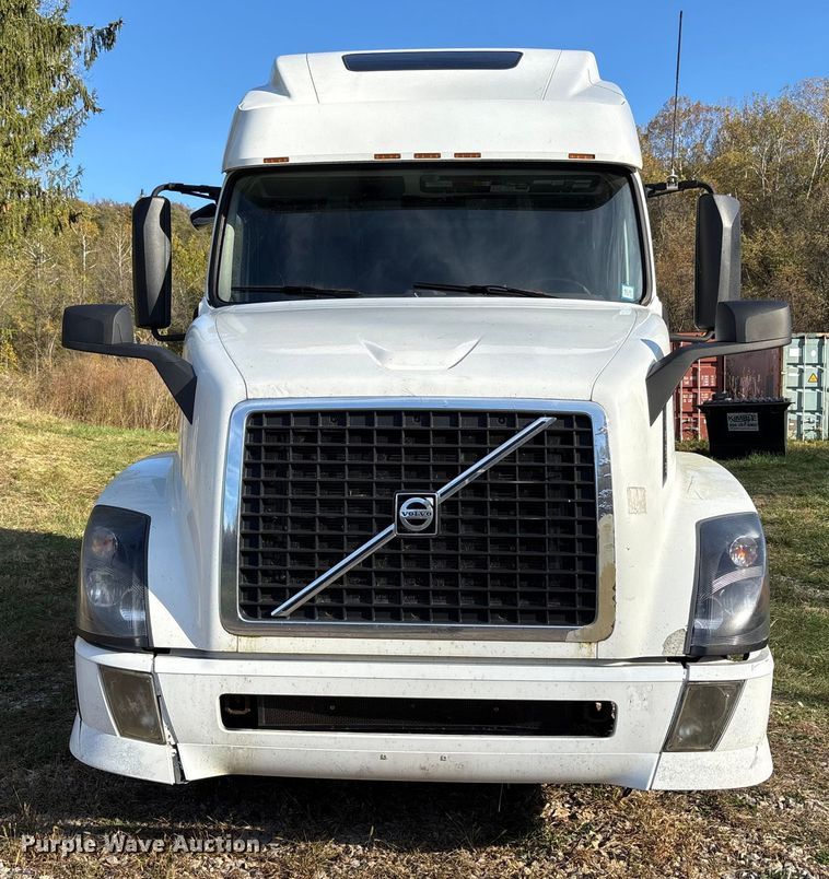 image for item EM6132 2015 Volvo VNL semi truck