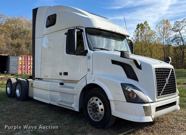 image for item EM6132 2015 Volvo VNL semi truck