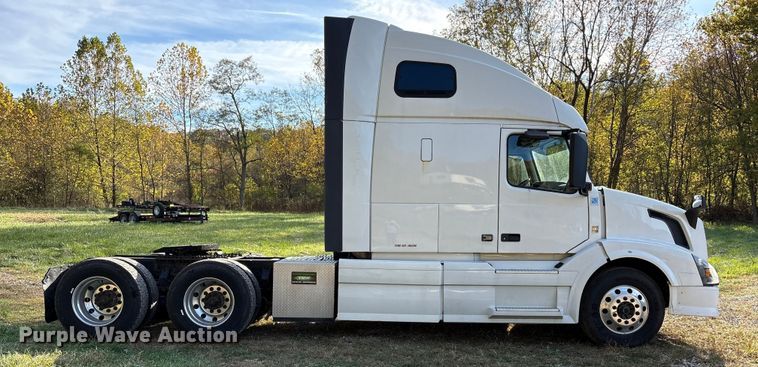 image for item EM6132 2015 Volvo VNL semi truck