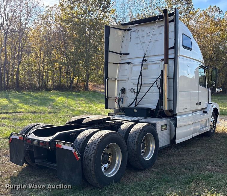 image for item EM6132 2015 Volvo VNL semi truck