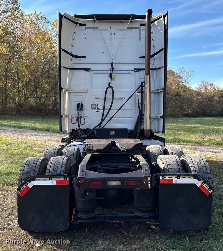 image for item EM6132 2015 Volvo VNL semi truck