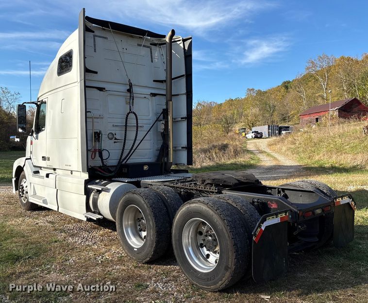 image for item EM6132 2015 Volvo VNL semi truck