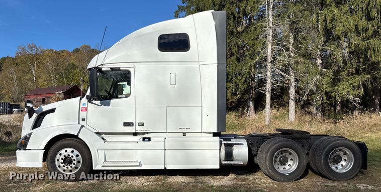 image for item EM6132 2015 Volvo VNL semi truck