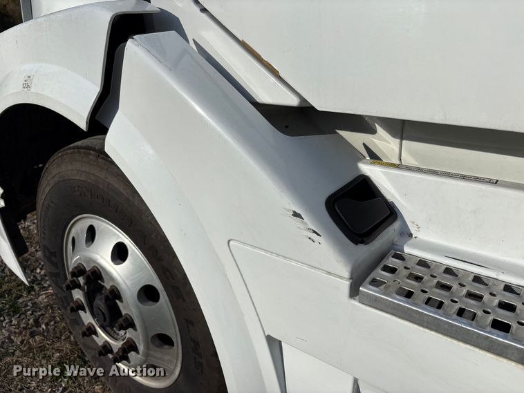 image for item EM6132 2015 Volvo VNL semi truck