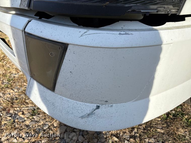 image for item EM6132 2015 Volvo VNL semi truck