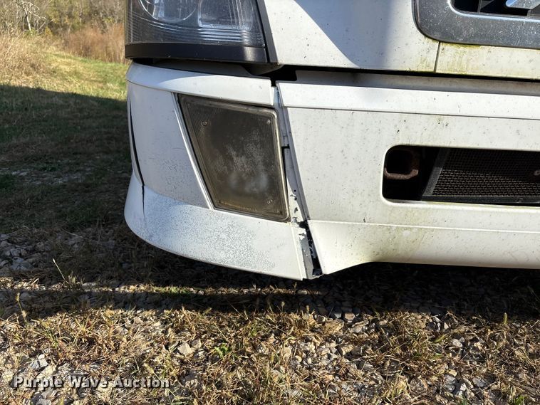 image for item EM6132 2015 Volvo VNL semi truck