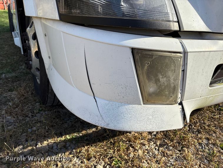 image for item EM6132 2015 Volvo VNL semi truck