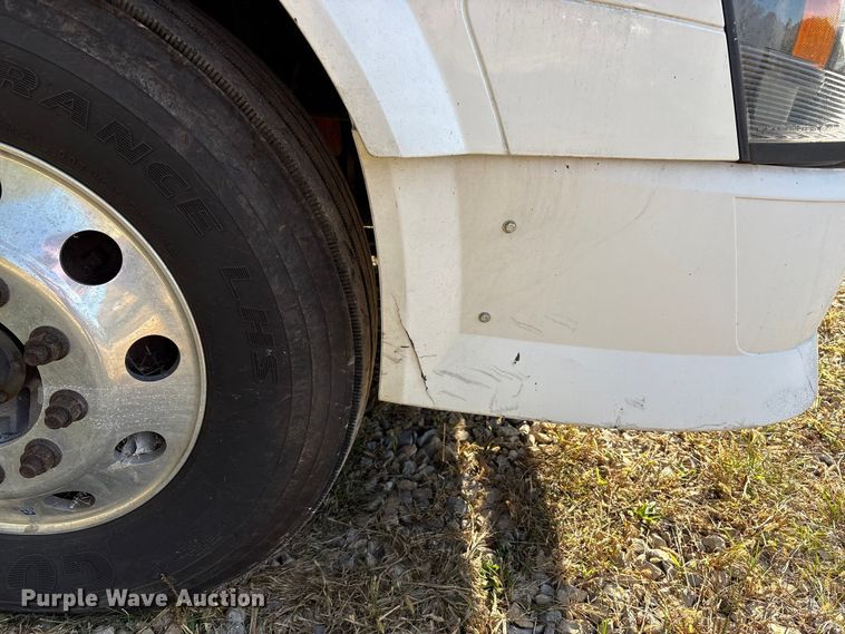 image for item EM6132 2015 Volvo VNL semi truck