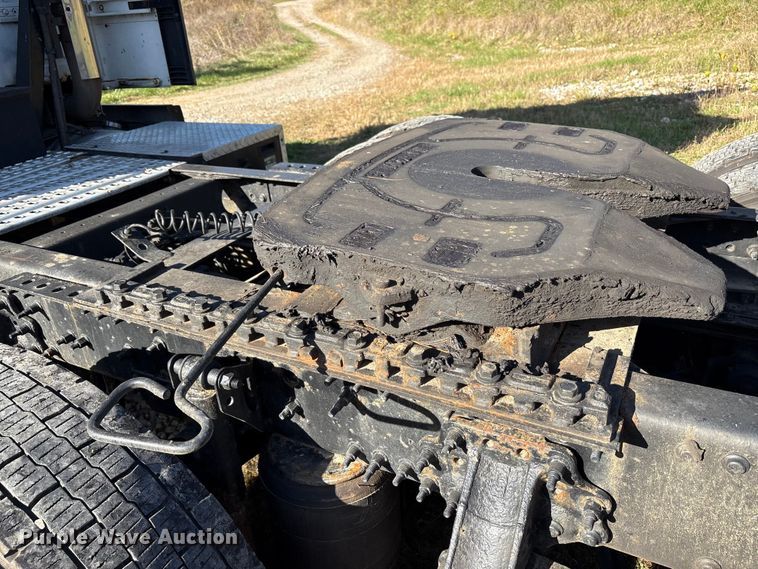 image for item EM6132 2015 Volvo VNL semi truck