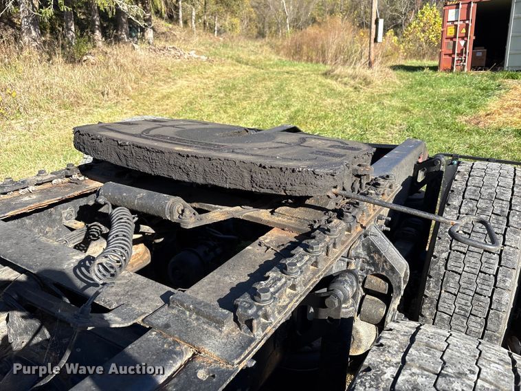 image for item EM6132 2015 Volvo VNL semi truck