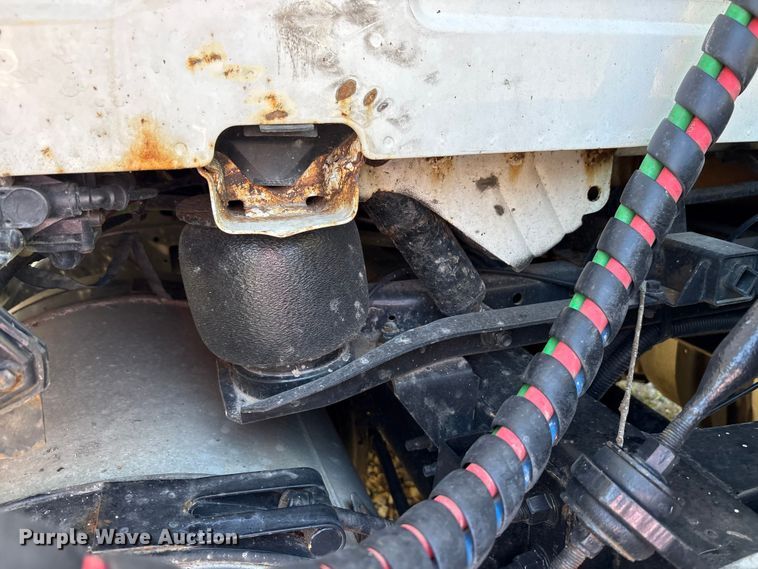 image for item EM6132 2015 Volvo VNL semi truck