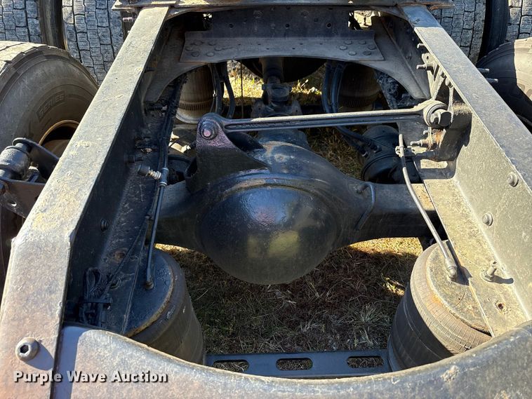 image for item EM6132 2015 Volvo VNL semi truck