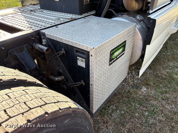 image for item EM6132 2015 Volvo VNL semi truck