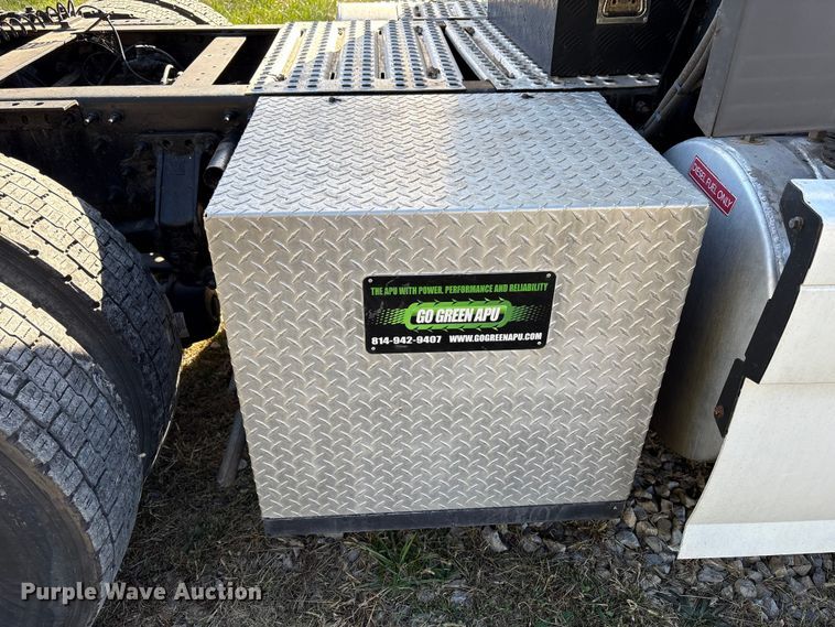 image for item EM6132 2015 Volvo VNL semi truck