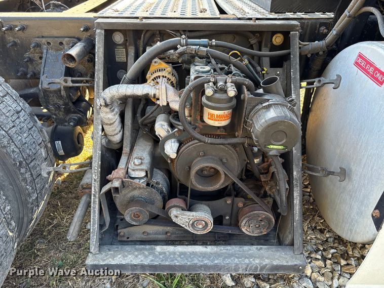 image for item EM6132 2015 Volvo VNL semi truck