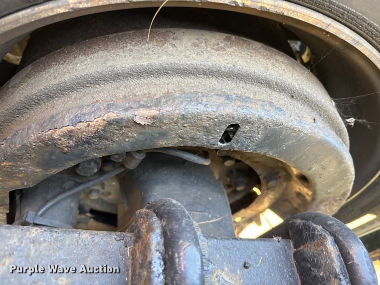 image for item EM6132 2015 Volvo VNL semi truck