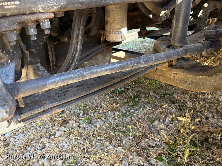 image for item EM6132 2015 Volvo VNL semi truck