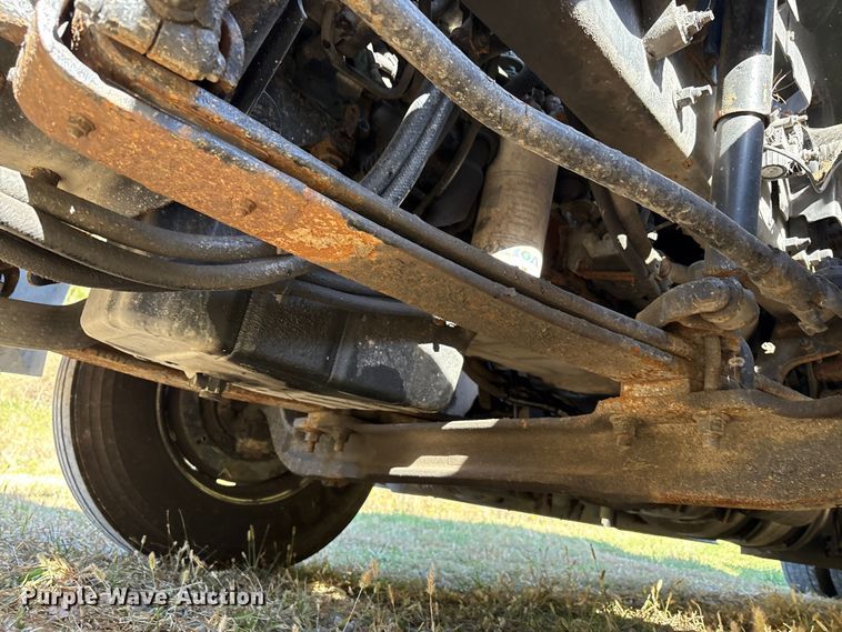 image for item EM6132 2015 Volvo VNL semi truck