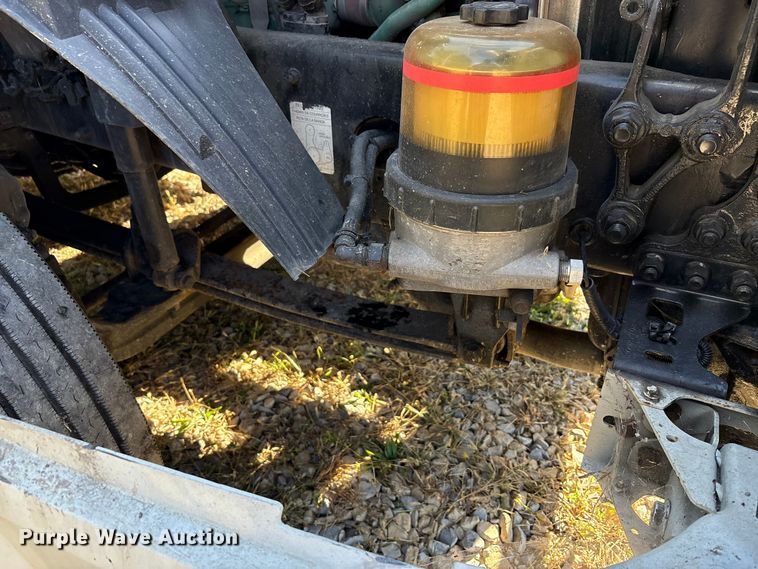 image for item EM6132 2015 Volvo VNL semi truck