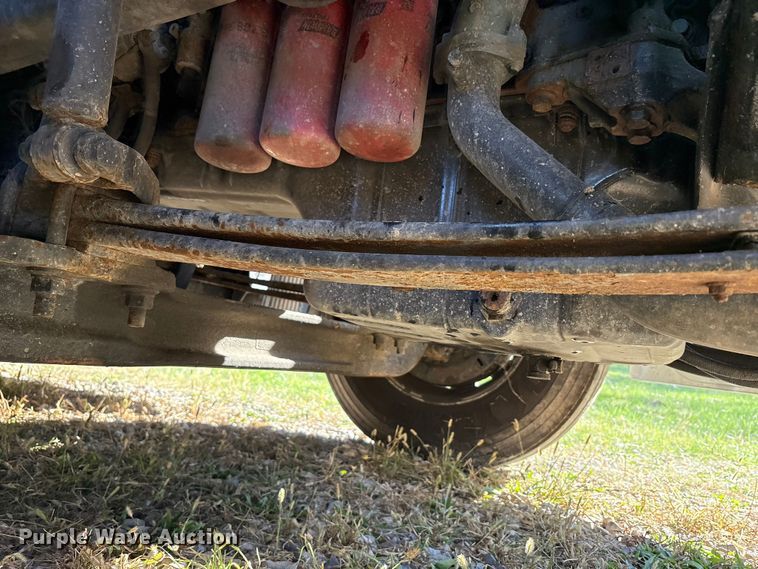 image for item EM6132 2015 Volvo VNL semi truck