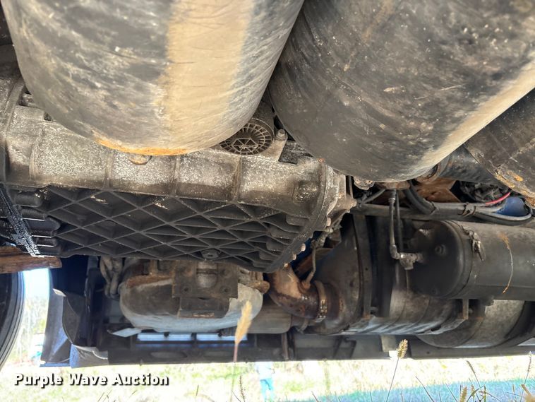 image for item EM6132 2015 Volvo VNL semi truck