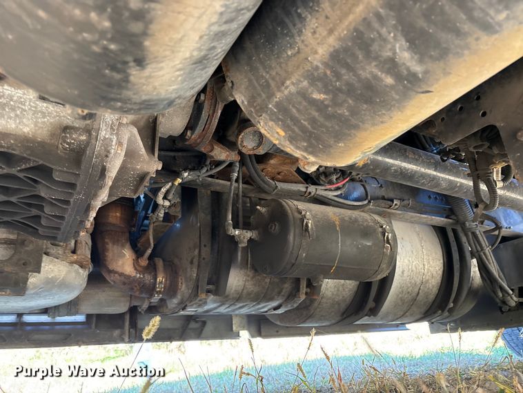 image for item EM6132 2015 Volvo VNL semi truck