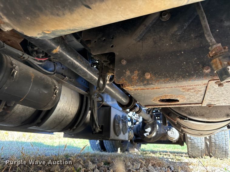 image for item EM6132 2015 Volvo VNL semi truck