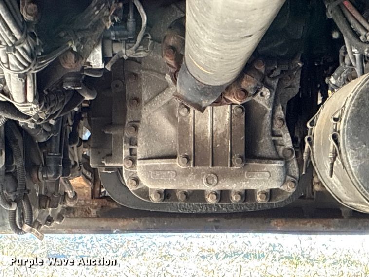 image for item EM6132 2015 Volvo VNL semi truck