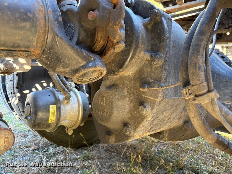 image for item EM6132 2015 Volvo VNL semi truck