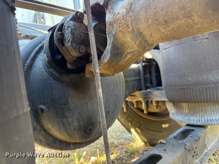 image for item EM6132 2015 Volvo VNL semi truck