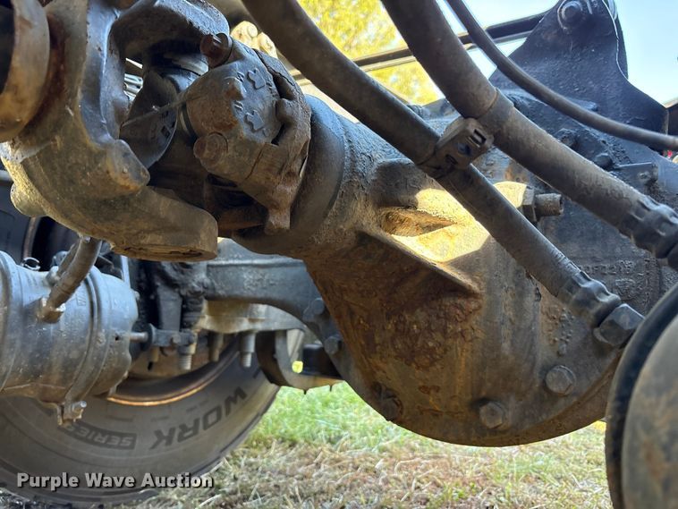 image for item EM6132 2015 Volvo VNL semi truck