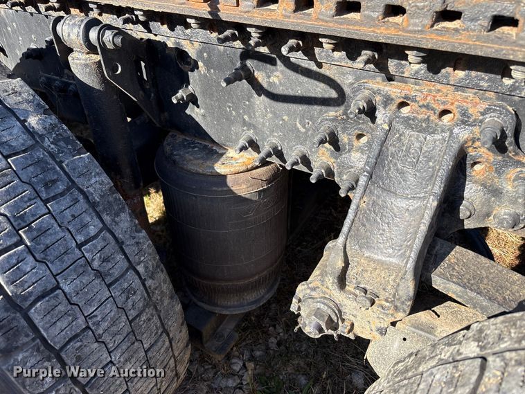 image for item EM6132 2015 Volvo VNL semi truck