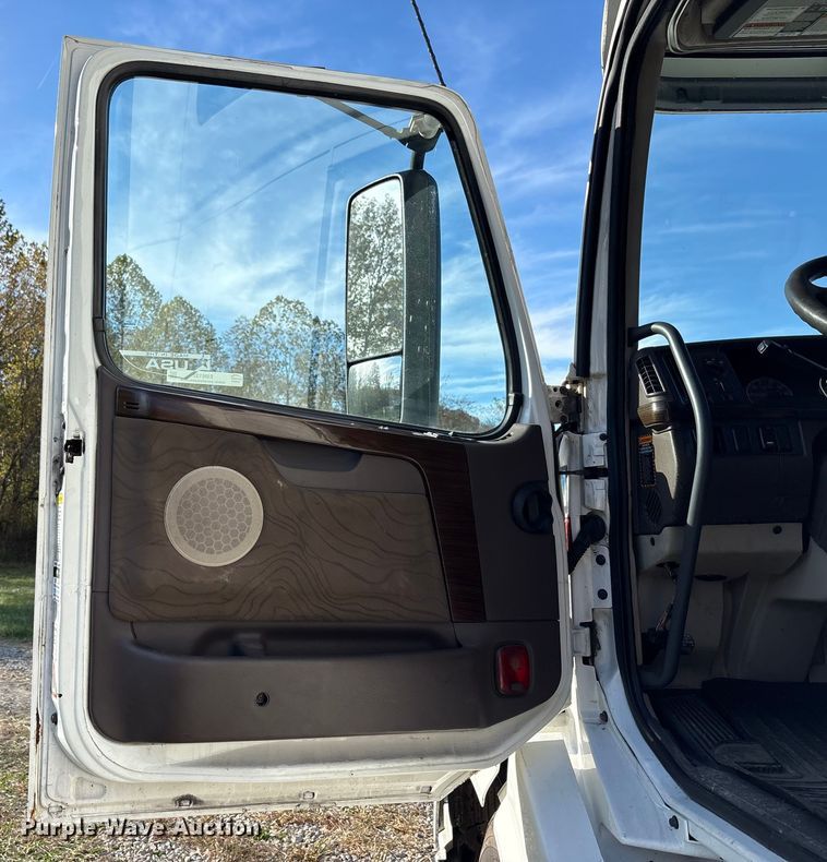 image for item EM6132 2015 Volvo VNL semi truck