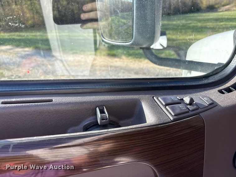 image for item EM6132 2015 Volvo VNL semi truck