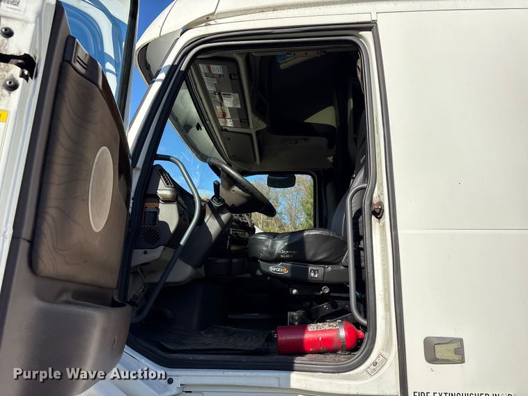 image for item EM6132 2015 Volvo VNL semi truck