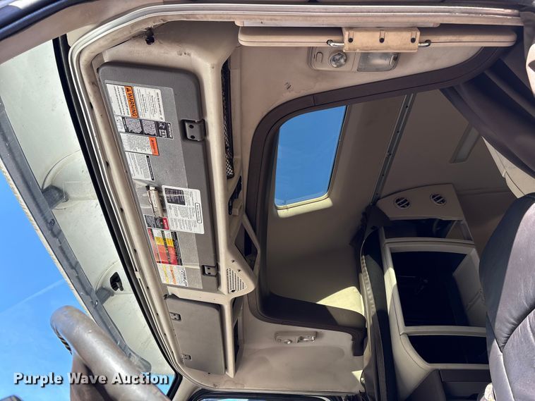 image for item EM6132 2015 Volvo VNL semi truck