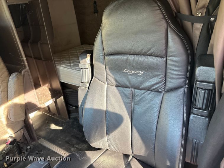 image for item EM6132 2015 Volvo VNL semi truck