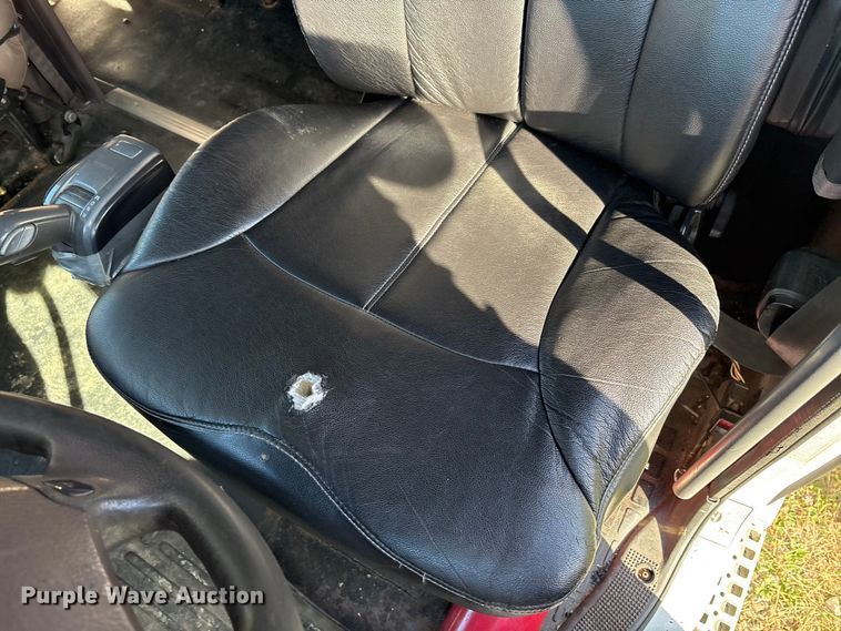 image for item EM6132 2015 Volvo VNL semi truck