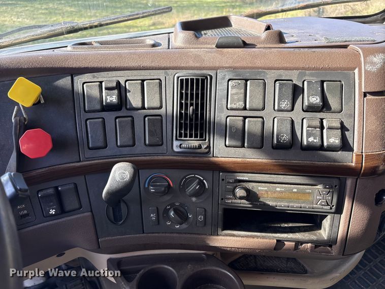 image for item EM6132 2015 Volvo VNL semi truck