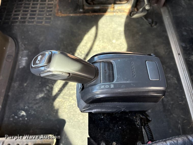 image for item EM6132 2015 Volvo VNL semi truck